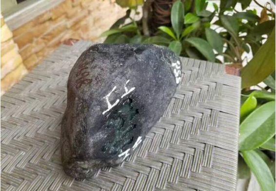 缅甸黑皮翡翠原石：翡翠莫湾基原石，赌性大，擦出水就是大涨-第5张图片-趣盘玩