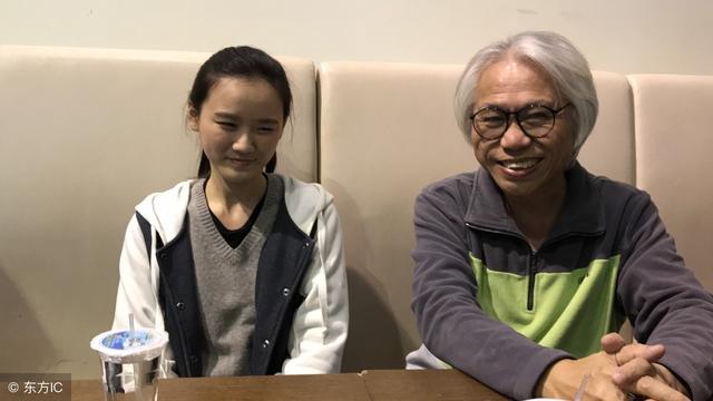 爺孫戀主角李坤城和林靖恩接受專訪,全程微笑看上去非常幸福