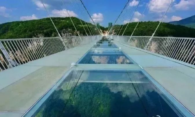 可以直奔大峡谷玻璃桥风景区,如果只想体验刺激的玻璃桥,没有好几天是
