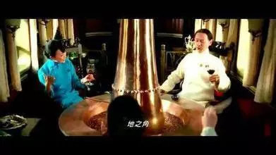 2010年的一部《让子弹飞》我们记住了当年的一句流行语"吃着火锅唱着