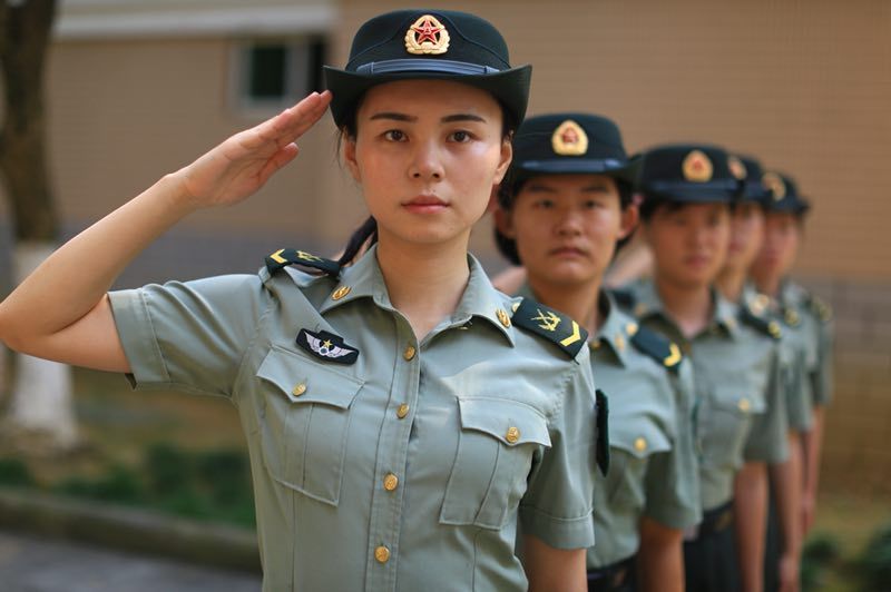 女兵敬军礼的标准姿势图片