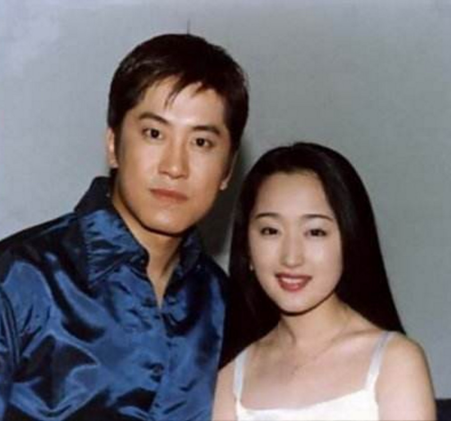 毛宁和林静萍的婚纱照图片