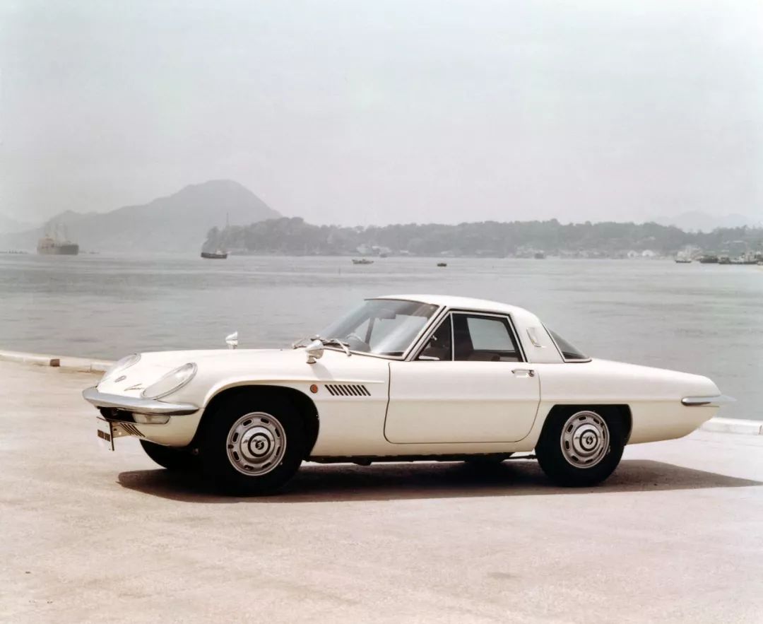 馬自達 mazda cosmo 是首個批量生產的搭載轉子發動機的汽車,也被認為