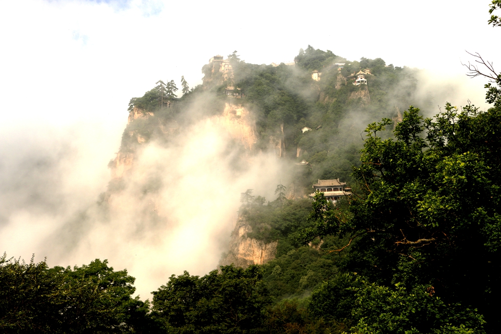 崆峒山集奇险灵秀的自然景观和古朴精湛的人文景观于一身,其间峰峦雄