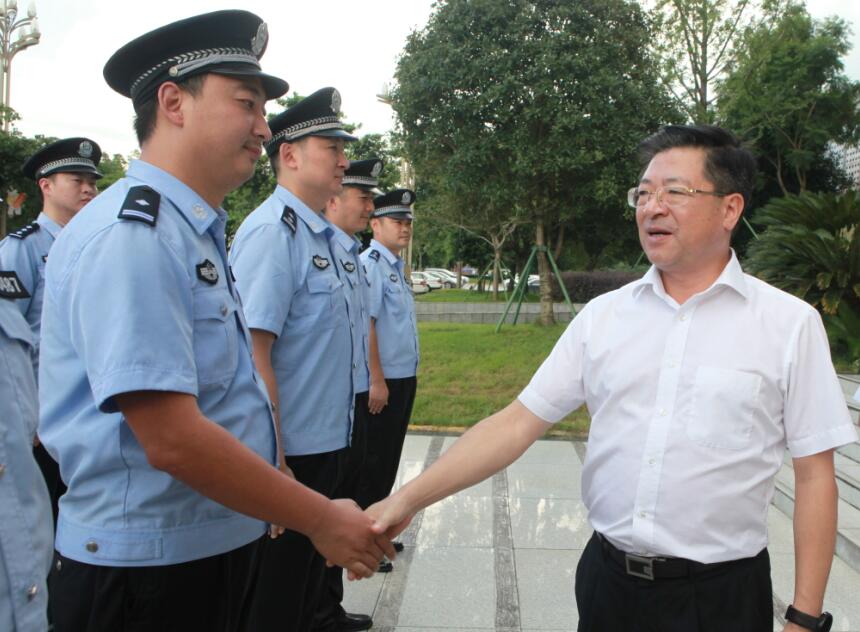 (記者肖盛雄邱潔)在中國人民解放軍建軍91週年到來之際,帶著全市人民