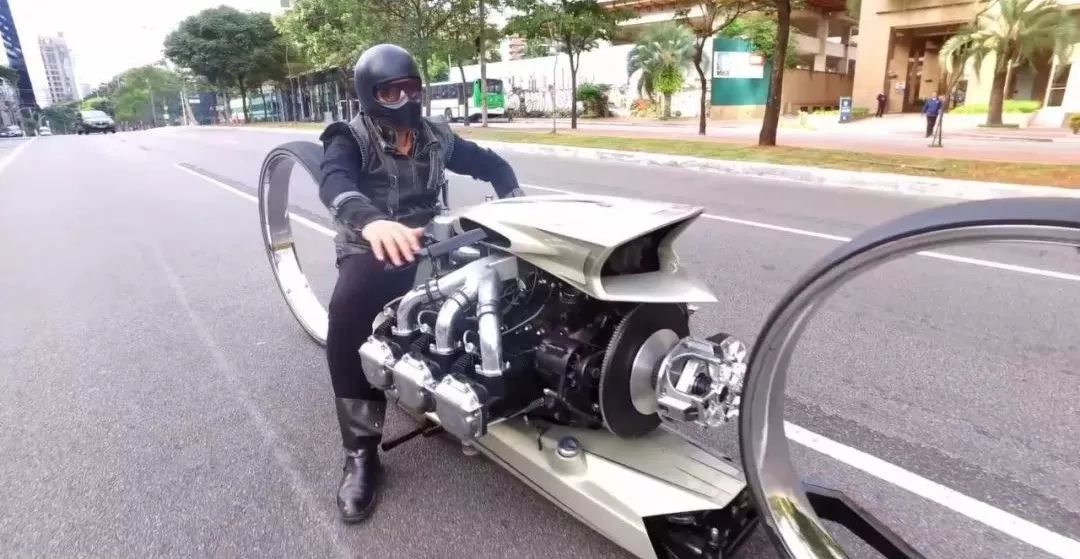 空心轮毂和劳斯莱斯飞机发动机做的摩托车,让你体会贴地飞行!