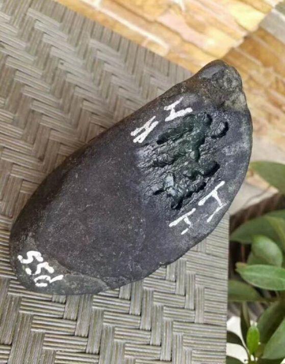 缅甸黑皮翡翠原石：翡翠莫湾基原石，赌性大，擦出水就是大涨-第6张图片-趣盘玩