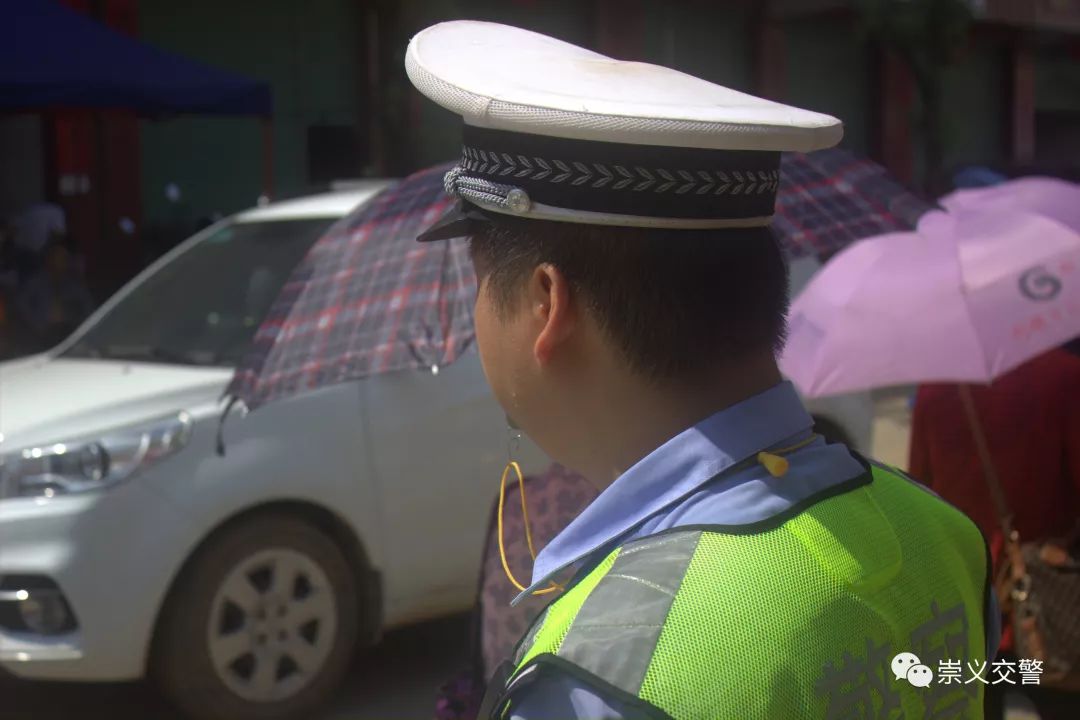 崇义交警炎炎烈日下交警变焦警坚守保畅通