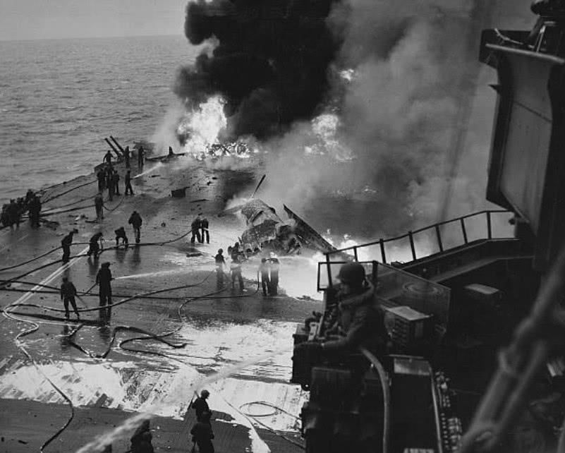 照片为太平洋战争冲绳岛战役中,被神风特攻队袭击的美军军舰燃起了