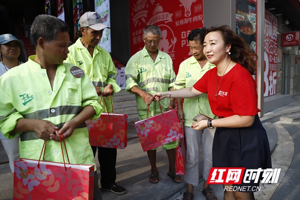 长沙天心区政协委员,华远悠优港总经理荆健女士为环卫工人送上防暑