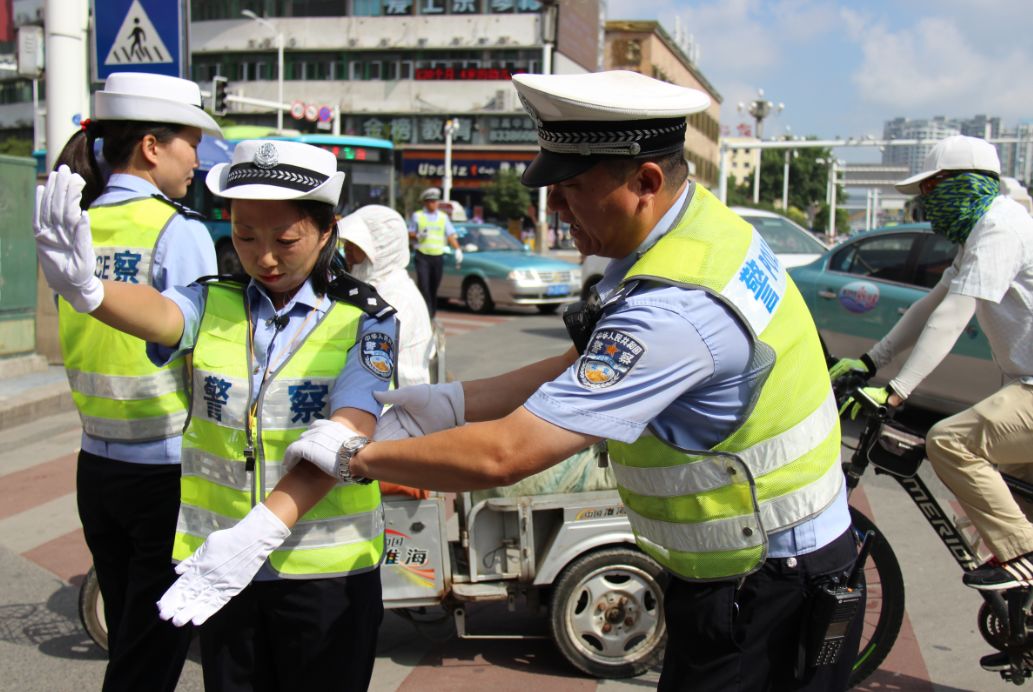 主播向執勤交警學習交通指揮手勢主播在體驗交通執法無論何時,在各個