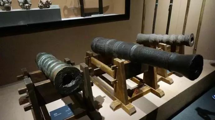 大同市博物馆的明代火铳牌上还开有一个可以透过火铳的大圆孔,作战