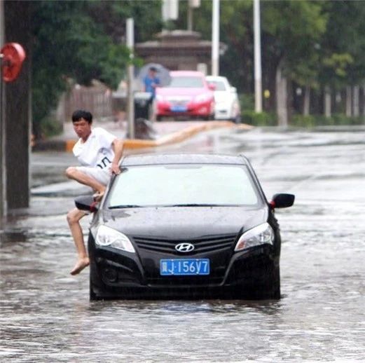 台风暴雨前赴后继 车停地面好还是车库好