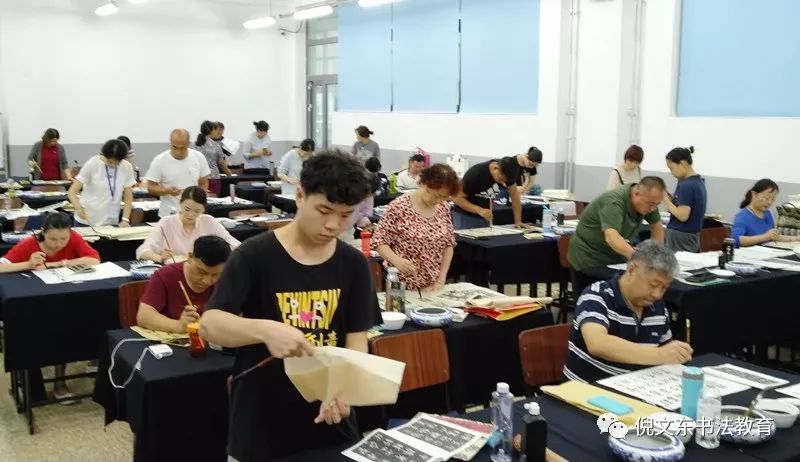 学员们每天晚上教室坚持学习完成老师布置的作业覃德文(桂林"书法是