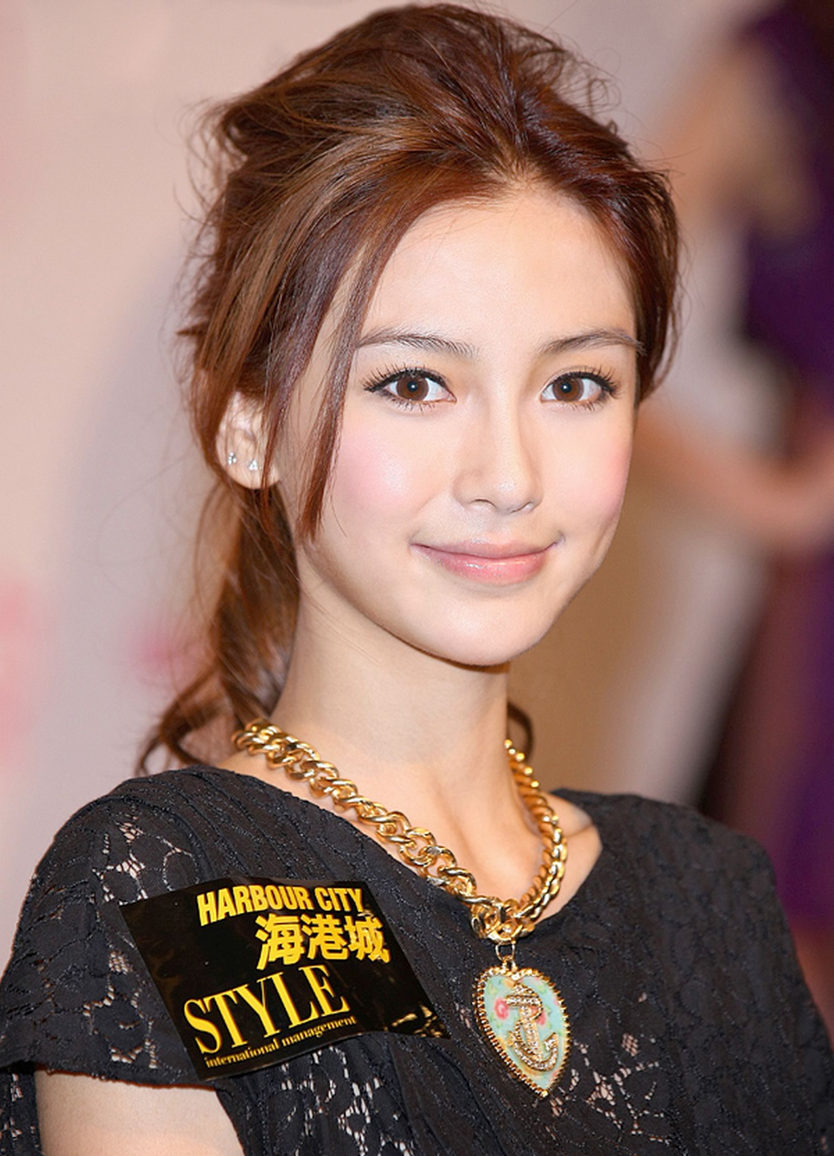 angelababy(杨颖)出生于上海市,华语影视女演员,时尚模特,瞧她那白皙
