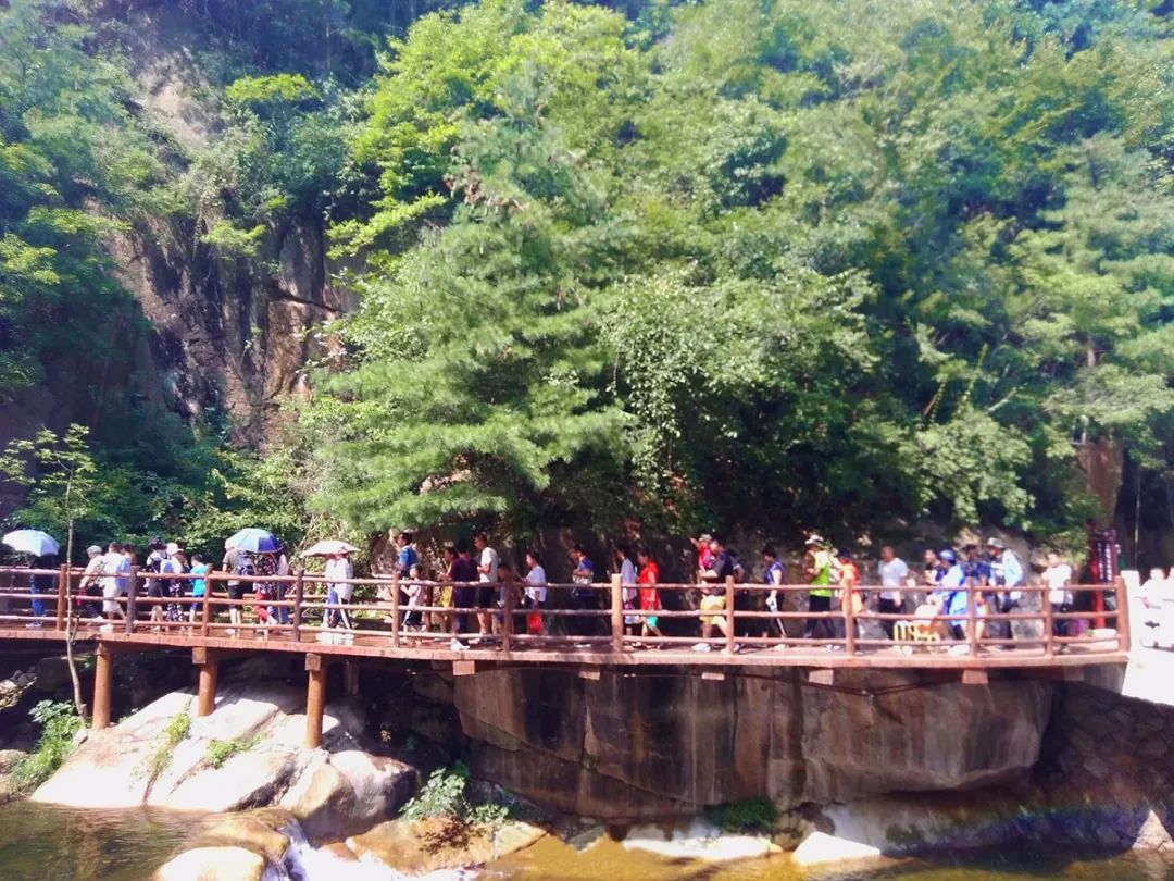 天河大峽谷景區內天高雲淡,氣候宜人,迎來避暑納涼旅遊高峰.