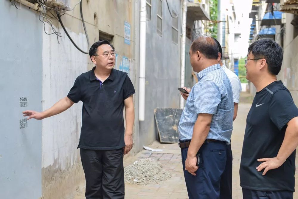 8月1日,县委书记张敏周对县城建设百日会战进展情况进行督导检查
