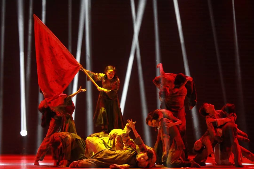 长江人民艺术剧院为广大战友们表演了精心准备的舞蹈《庄严的宣誓》