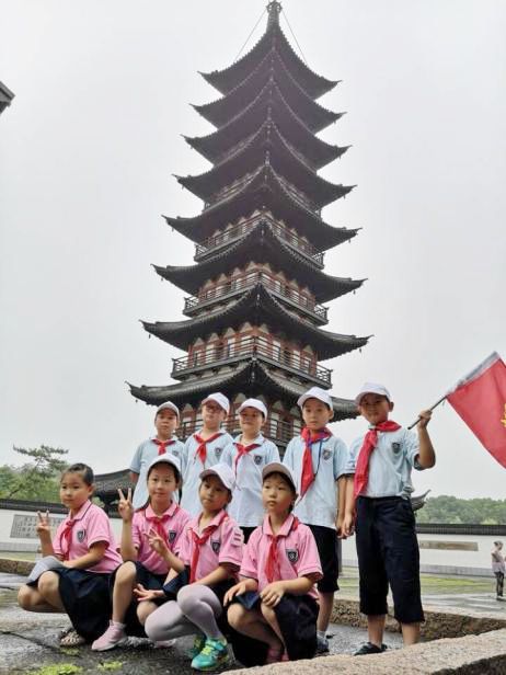 在班级家委会家长的带领下前往松江区中山东路的方塔园,在与古老方塔
