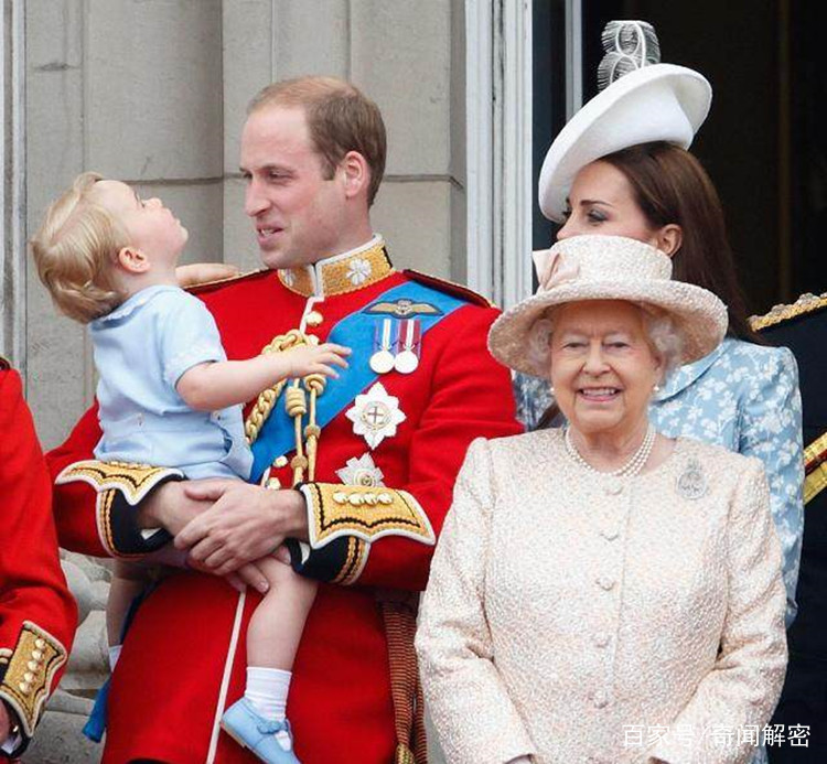 乔治王子是英国女王最宠爱的曾孙子?看完这组