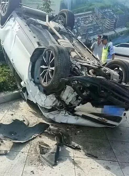 河南邓州昨天中午车祸图片