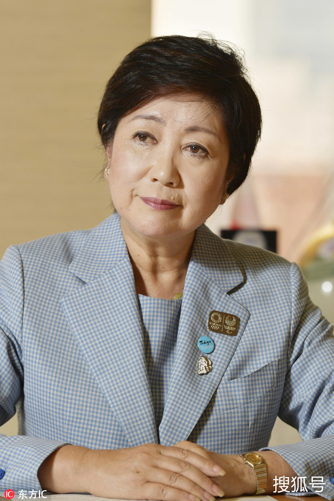 小池百合子接受采访 淡蓝色格纹套装减龄又清新