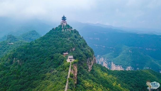 雲丘山位於山西省臨汾市鄉寧縣,地處於呂梁山與汾渭地塹交匯處,最高峰