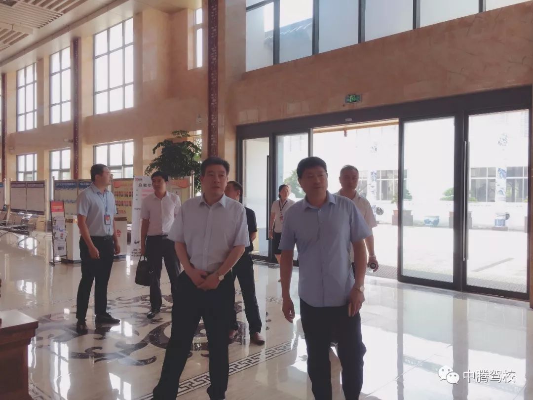 在汇报座谈会上,朱小兵县长亲自为李玉中董事长颁发了"为民营企业服务