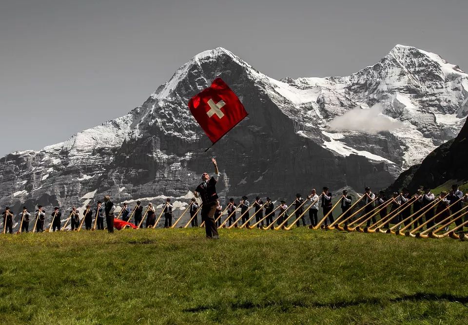 幸运的话还有可能听到阿尔卑斯长号alphorn的声音,因为在瑞士国庆日会
