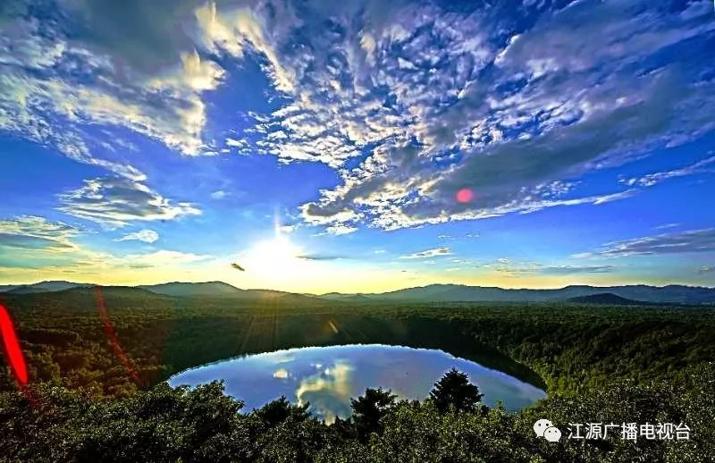 龍灣瑪珥湖作者:曹景福靜謐幽深碧水灣山風甘冽沁心田天工奧秘描仙境