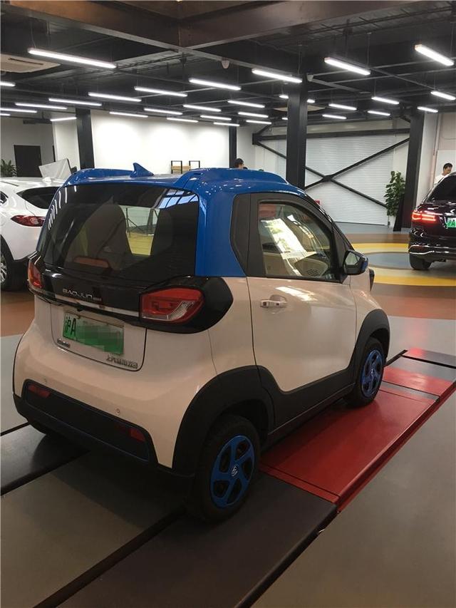 實拍寶駿e100停車比smart方便還送免費滬牌