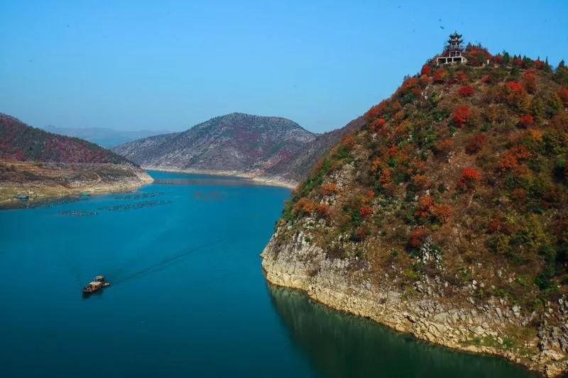 八仙洞位於南陽市淅川縣馬蹬鎮境內地處淅川丹江口水庫東岸.