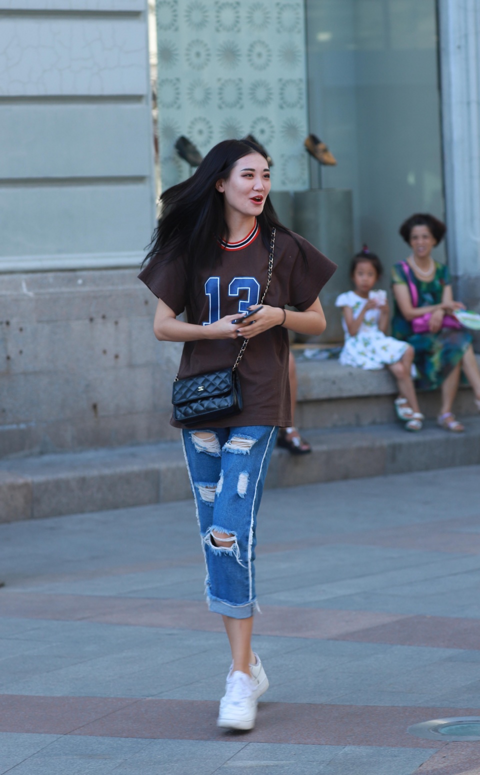 街拍:哈尔滨的姑娘貌美腿长,性格开朗,你喜欢看吗?