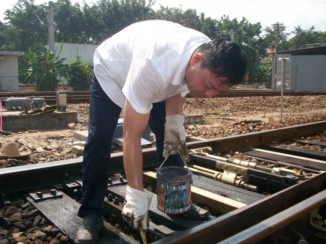 龍川機務段李紅武 攝貓著腰鑽進一個狹小的空間裡,在高溫40℃的環境中