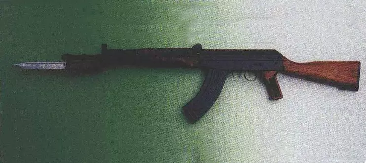 新型82式自动步枪(固定托)当时参加1979年新型7