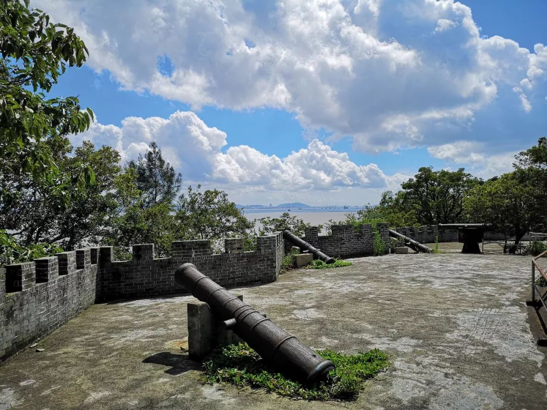 古道低调地静卧在山坡上,古道口侧立着一座醒目的龙湾炮台青石碑