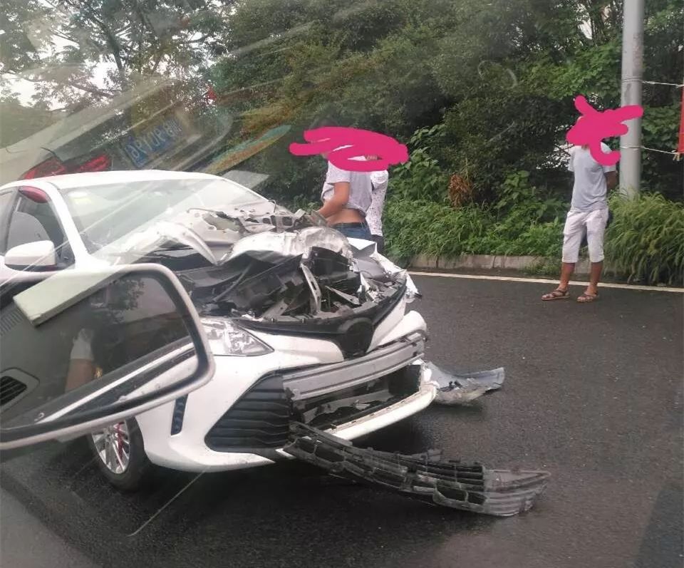 江油九岭发生交通意外,白色丰田威驰轿车撞得有点惨!