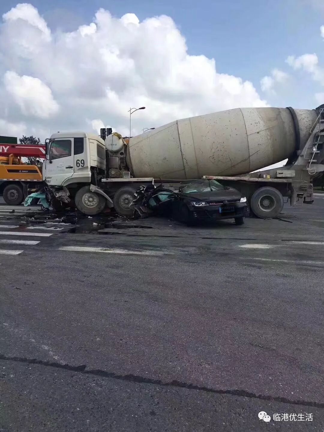 昨天早上8點20分左右,東大公路兩港大道發生攪拌車和私家車相撞的事故