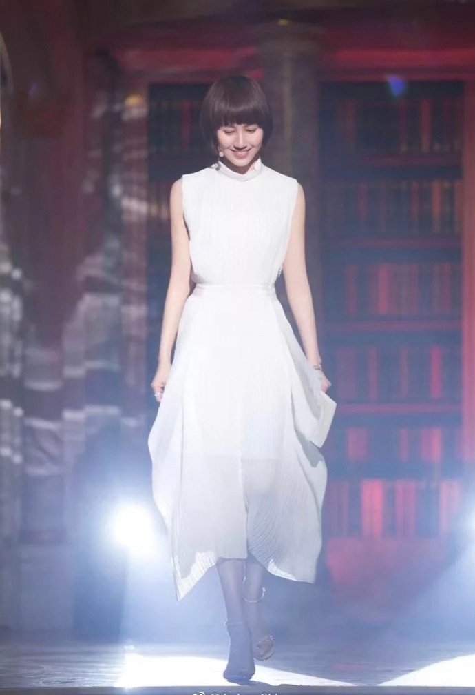 41岁袁泉穿白色连衣裙美回了少女时代!她身上没有一丝时光的痕迹