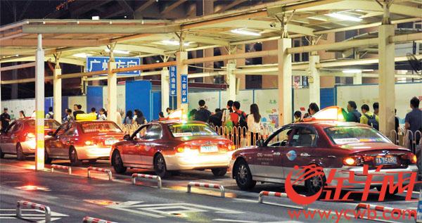 在廣州南站排隊接送旅客的出租車 記者 周巍 攝