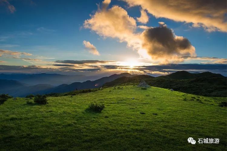 多彩石城高山上流雲壯美八卦腦