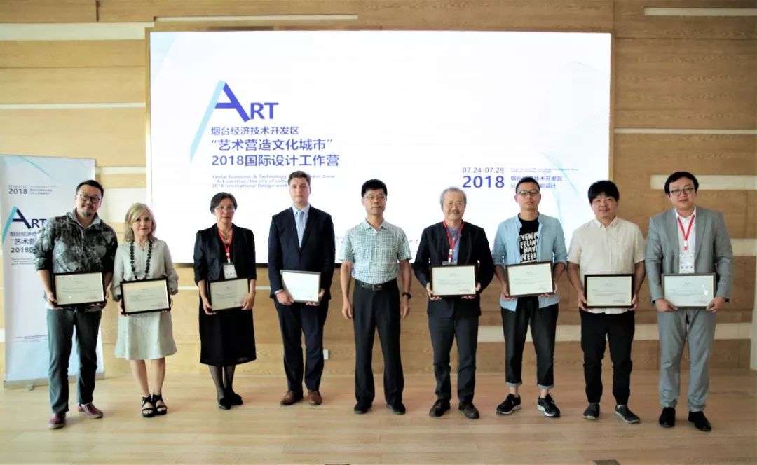 闫庆华副主任为与会的国内外专家颁发烟台市经济技术开发区公共艺术