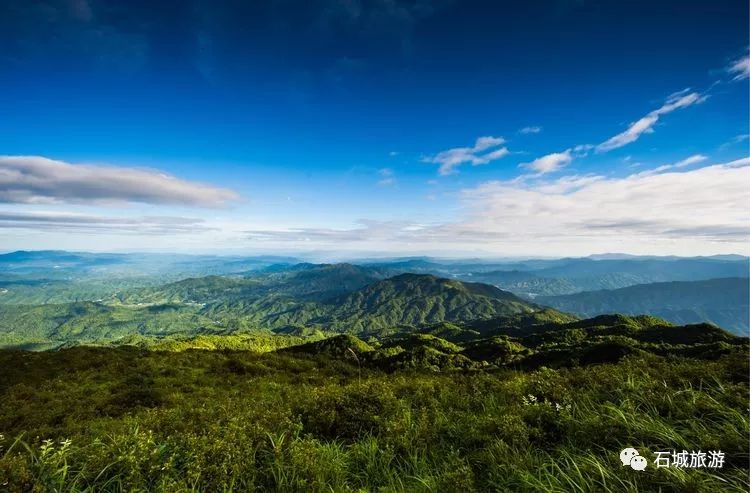 多彩石城高山上流雲壯美八卦腦