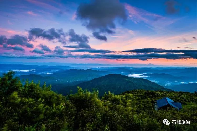 多彩石城高山上流雲壯美八卦腦