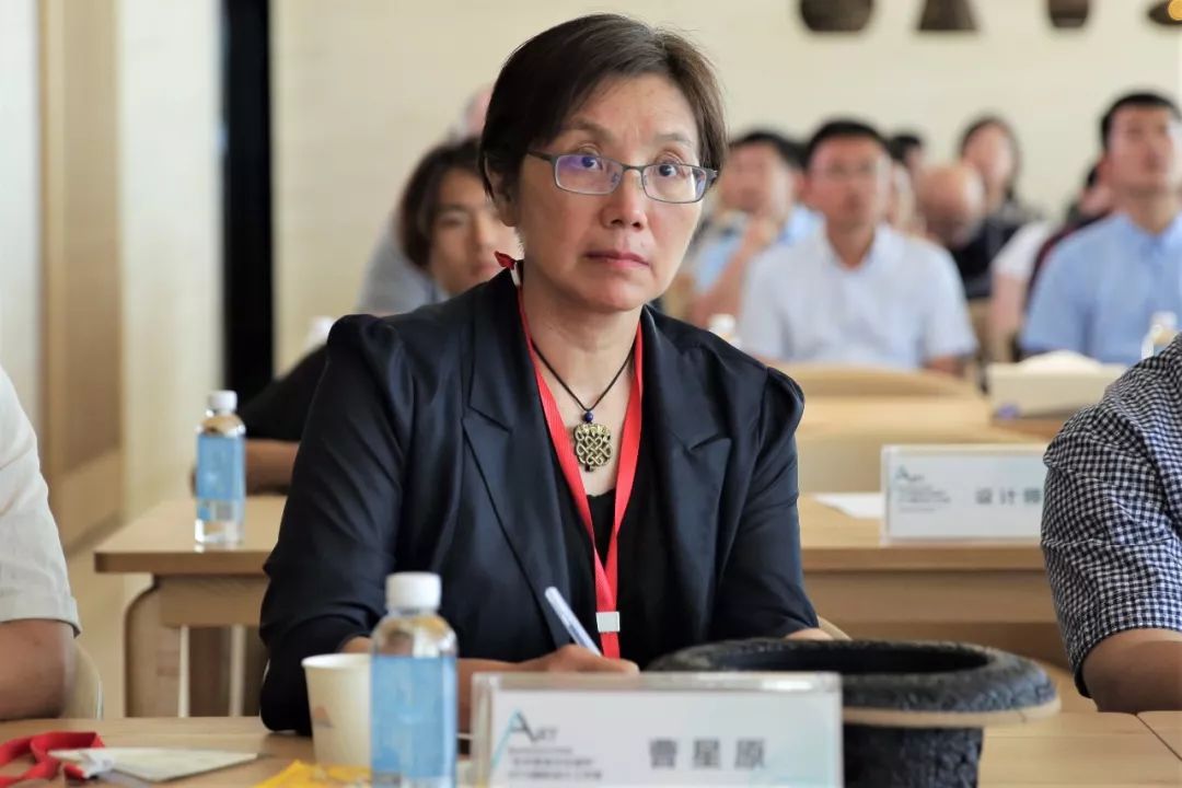 烟台市济技术开发区管理委员会副主任闫庆华副主任为与会的国内外专家