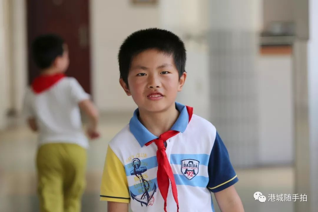 二年级一年级刘奕铖,阳光灿烂的大男孩.