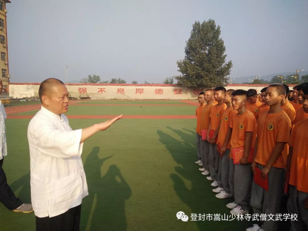 释永帝师父为2018年毕业生颁发毕业证