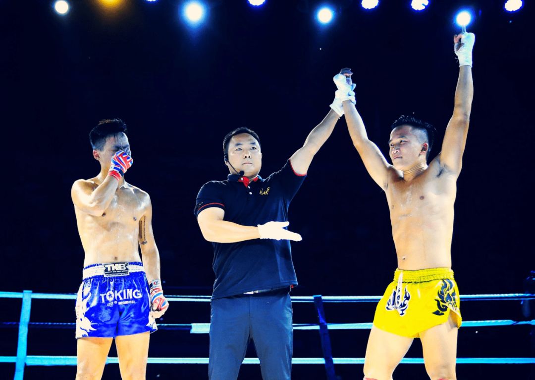 杨力来自于湖南省吉首市赢得65公斤级的搏击冠军在比赛中脱颖而出一名
