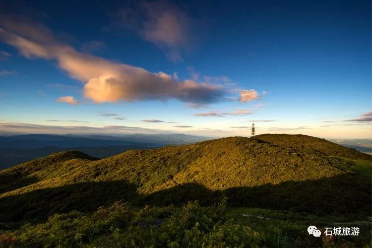 多彩石城高山上流雲壯美八卦腦