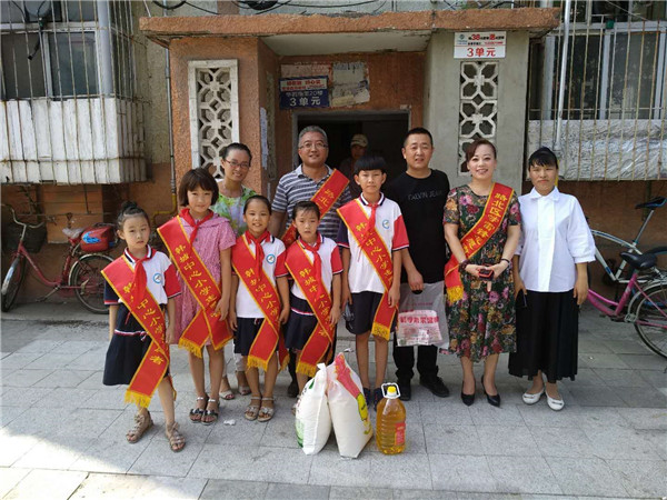河北唐山韩城中心小学志愿者走访华岩南里社区困难老人